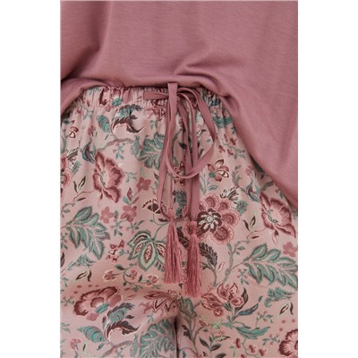 Pijama tirantes pantalón Capri flores viscosa satén